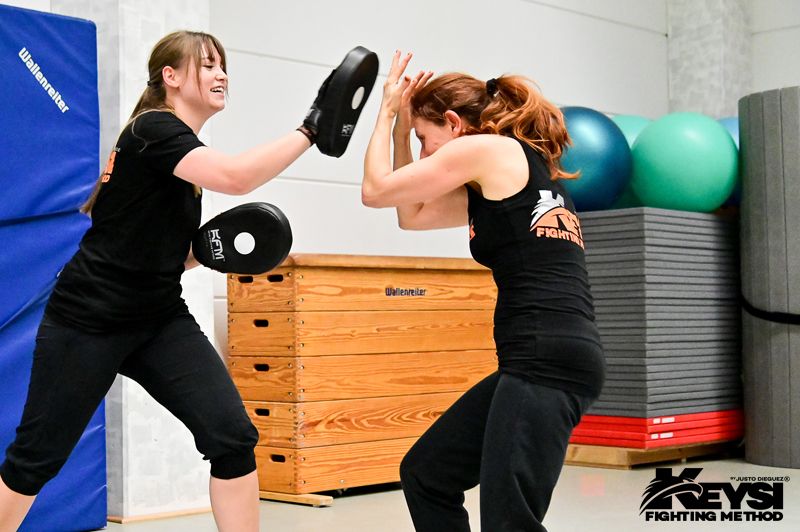 Pratzentraining mit Damen beim Keysi Fighting Method Training in Augsburg